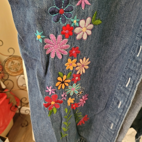 (2838) Silver Threads, Women's,  Size Medium,Denim button down Shirt, - Picture 3 of 8